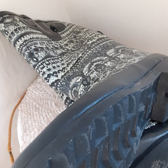 Rainboots with peace signs black and white size 8 - Picture 5 of 5